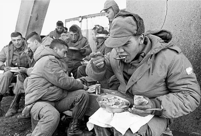 Soldados argentinos comiendo