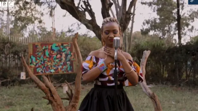 Wendy Kemunto yaririmvye indirimbo yise 'Huru' kugira ngo ahimirize abakenyezi kwubahuka gushengeza ababakoreye ivya mfurambi