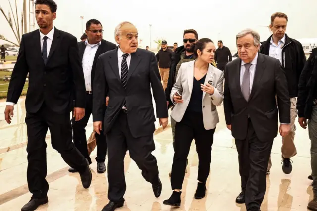 الأمين العام للأمم المتحدة أنطونيو غوتيريس (إلى اليمين) وغسان سلامة (الثاني إلى اليسار) المبعوث الخاص للأمم المتحدة إلى ليبيا ورئيسة بعثة الأمم المتحدة للدعم في ليبيا (UNSMIL) أثناء مغادرتهم مطار بنينا الدولي في مدينة ليبيا الشرقية بنغازي في 5 أبريل/نيسان 2019.