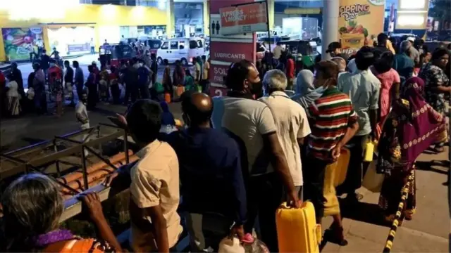 పెట్రోలు బంకుల దగ్గర బారులు తీరిన శ్రీలంక ప్రజలు