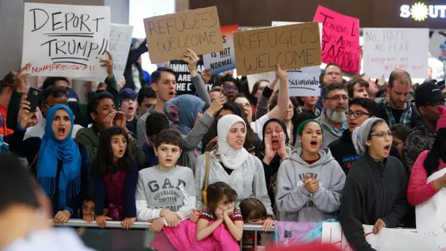 得克萨斯州达拉斯国际机场声援移民的抗议群众（28/1/2017）