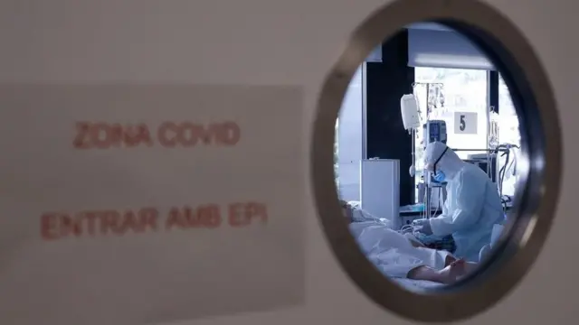 Phần lớn thiết bị cần thiết để điều trị cho bệnh nhân Covid-19 bị hạn chế, buộc các bác sĩ phải quyết định ai sẽ được dùng nó