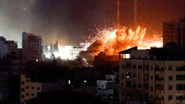 加沙在以色列空襲下火光四起（9/10/2023）
