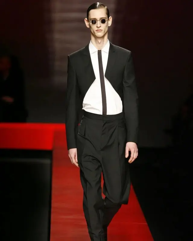 Bruno Piters i njegova Hugo Bos kolekcija na modnoj reviji inspirisanoj Klausom Nomijem