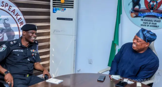 Aworan Họnọrebu Owoẹyẹ pẹlu kọmiṣọna ọlọpaa ni ipinlẹ Ọṣun