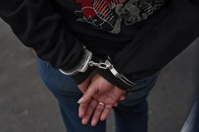 Mujer arrestada en Guatemala por ser del Barrio 18. (Foto: Getty Images / Johan Ordoñez)
