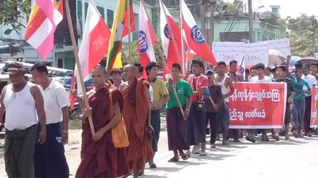 စစ်တွေမြို့က ဆန္ဒပြနေတဲ့ ဒေသခံတွေ