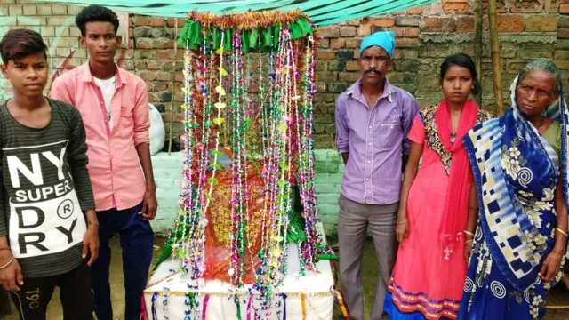 रविवार को गांव वाले मिलकर ताजिया घुमाएंगे