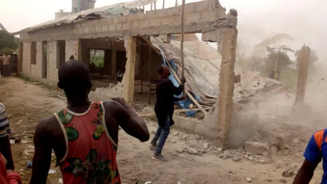 Awọn ọdọ nwo ileejọsin Holy Gathering Evangelical Church