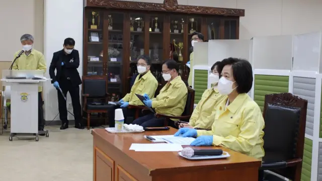 추미애 법무부 장관이 29일 서울동부구치소를 방문, 코로나19 집단 발생과 관련한 현황을 보고받고 있다
