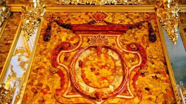 تضم غرفة الكهرمان التي أعيد بناؤها مؤخرا ألواحا من الكهرمان على جدران مطلية بورق الذهب