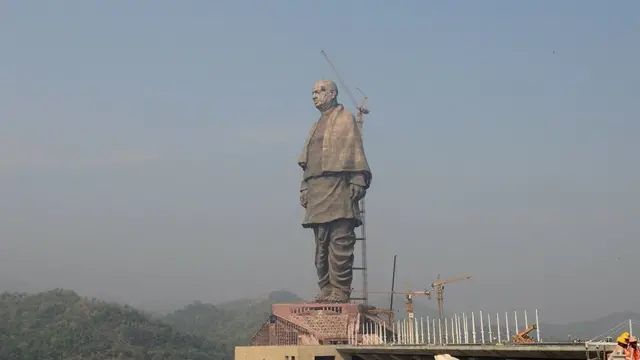 குஜராத்தில் ரூ.29 கோடி செலவில் உலகின் உயரமான சிலை - விவசாயிகள் கோபம்