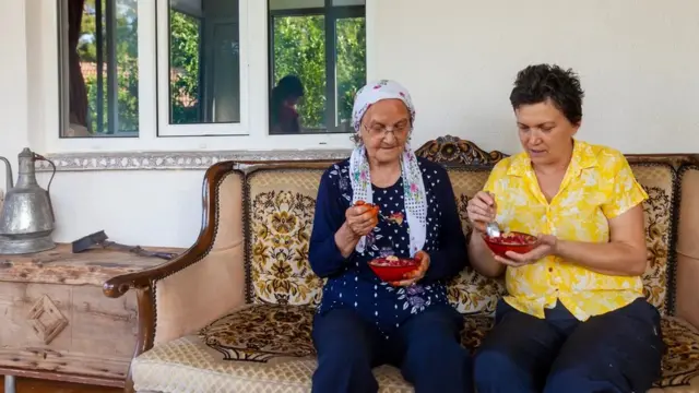 خلال شهر محرم، تُطهى عاشوراء في المنازل وتوزع على الأصدقاء والجيران