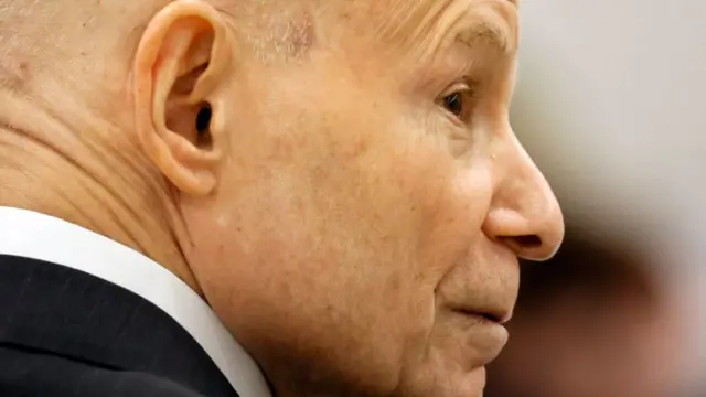 Mike Satz durante el juicio.