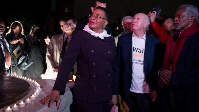 Graca Machel, ex UN Secretary-General Kofi Annan (R) and ex Chile President Ricardo Lagos (C) take part in a Mandela Walk Together event in Westminster, Central London, Britain, 23/10/2017.