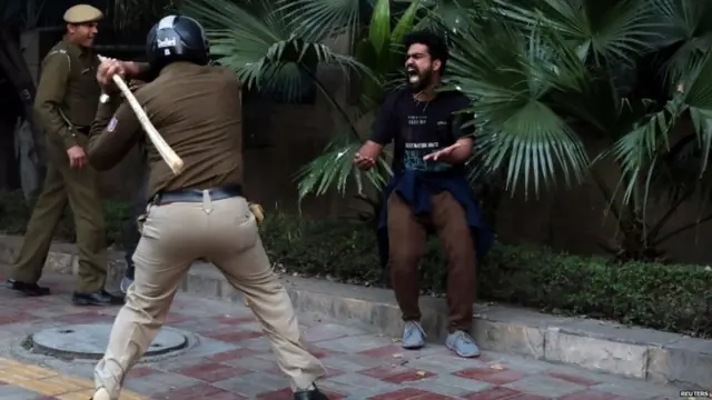 લોકોને માર મારતા પોલીસકર્મી