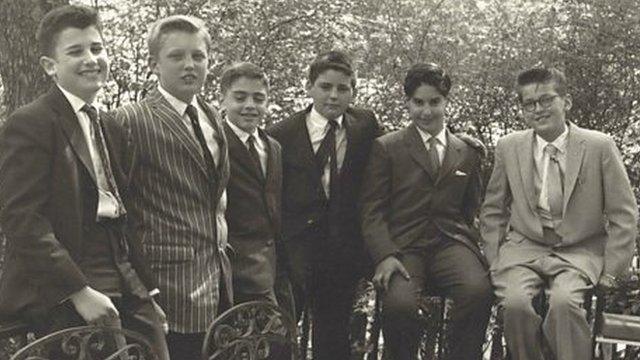 1959年に友人のバル・ミツワ（ユダヤ人男子の成人式）に出席したドナルド・トランプ（左から2人目）