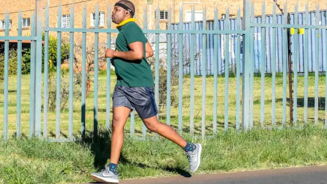 Une vue générale des personnes courant à Ruimsig au premier jour du confinement de niveau 1, le 01 mai 2020 à Johannesburg, en Afrique du Sud.