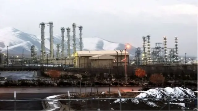 চুক্তি অনুযায়ী আর্ক শহরে অস্ত্র তৈরিতে সক্ষম এমন প্লুটোনিয়াম উৎপাদন বন্ধ রাখার বিষয়ে রাজী হয়েছিলো ইরান