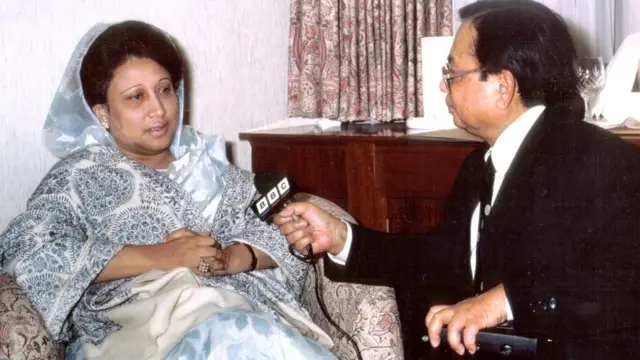 যুক্তরাষ্ট্র সফরের পথে লন্ডনে থেমেছিলেন সাবেক প্রধানমন্ত্রী খালেদা জিয়া। হোটেল স্যুটে তার সাক্ষাৎকার নেন সেরাজুর রহমান, ১৯৯১ সাল।