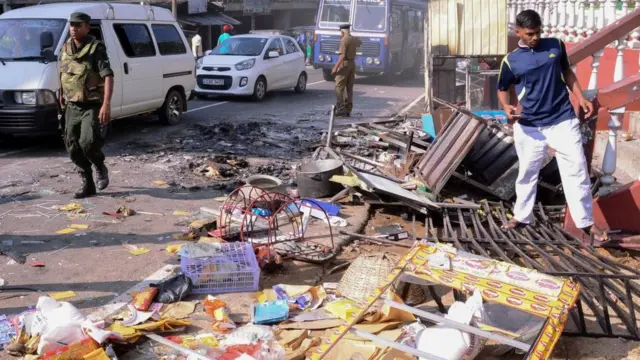 இன மோதலால் சிதைக்கப்பட்ட உணவகத்தை சீரமைத்து தந்த பெளத்த மதகுமார்கள்