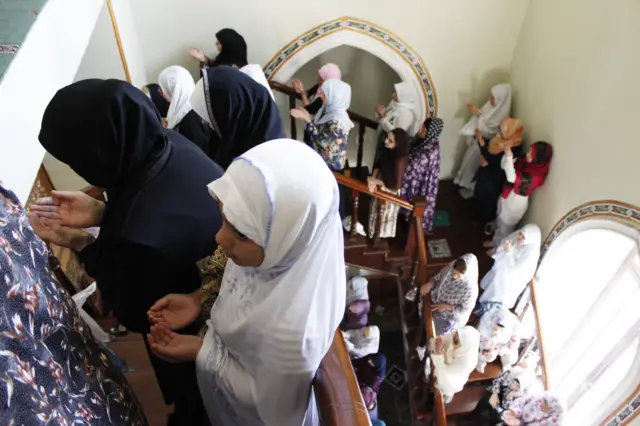 Qadınlar namaz qılır