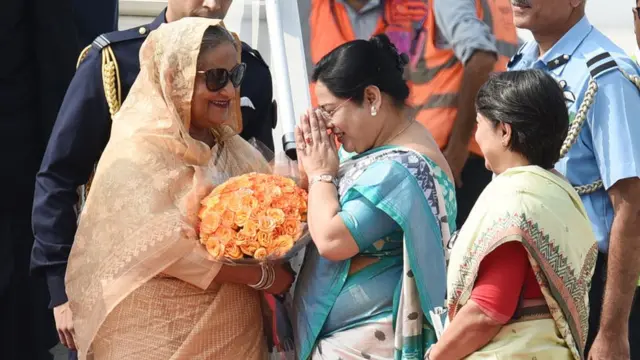 পালাম বিমানবন্দরে বৃহস্পতিবার শেখ হাসিনাকে স্বাগত জানানো হচ্ছে।