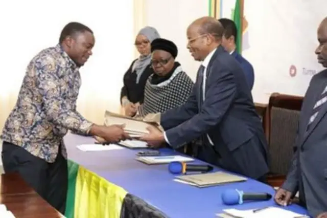 Tume ya Taifa ya Uchaguzi imewateuwa wagombea wa kiti cha Rais na Makamu wa Rais kwa tiketi ya NRA, Bw. Leopold Mahona na Hamid Ally Hassan.