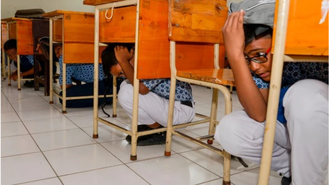 Endonezya'da öğrenciler tsunami ve deprem tatbikatı yapıyor.