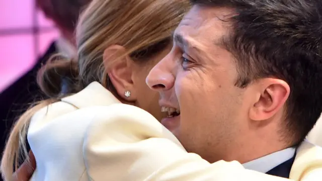 Volodimir Zelenski abrazado a su esposa