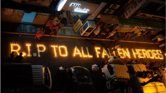 বিক্ষোভে নিহতদের ফলেন হিরোস বলে আখ্যা দেয়া হয়েছে।