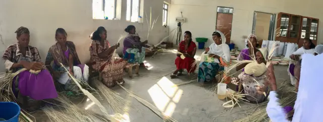 ኣባላት ማሕበር ኣብ ፅዑቕ ስራሕ ወፊረን ዘርእይ ምስሊ
