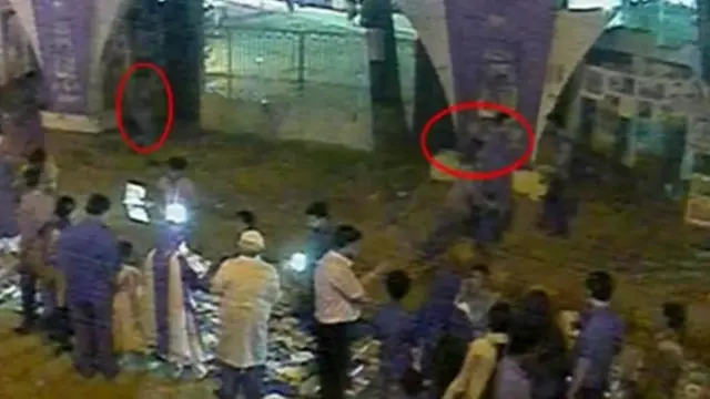 এই ভিডিওতে দেখা যাচ্ছে, প্রথমে অভিজিৎ রায় ও তাঁর স্ত্রী হাঁটছেন, তাঁদের পেছনেই এক ব্যক্তি যাচ্ছেন।