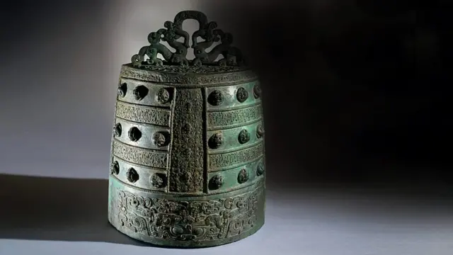 Campana de bronce china