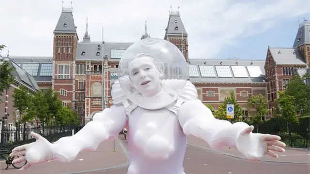 1 червня Національний музей в Амстердамі знову відкрився для відвідувачів. Преде цим у вуличному перформансі їм пояснили, що таке соціальна дистанція