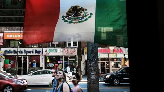 Una bandera mexicana en una calle de Queens, Nueva York