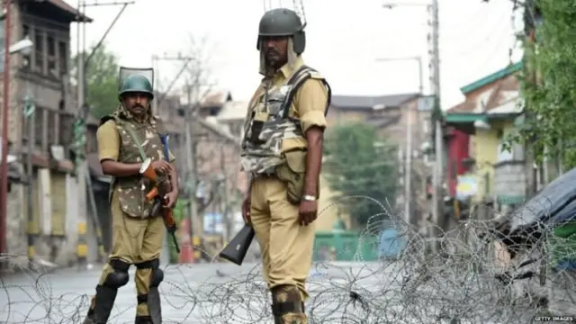 کشمیر میں انڈين فوج کا سخت پہرہ