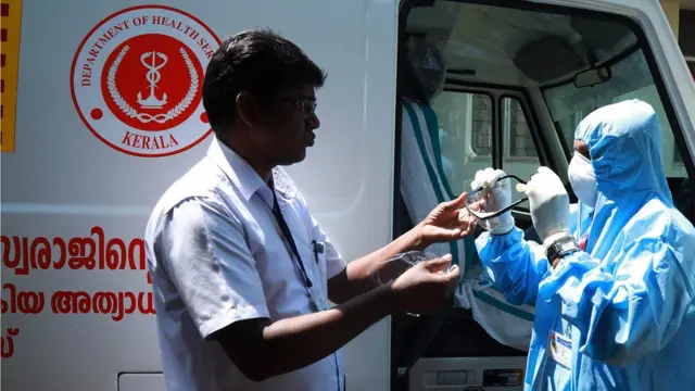 கொரோனா வைரஸ்: பிக் பாஸ் பிரபலத்தை வரவேற்க கூடிய கூட்டம் - தேடும் போலீஸார்