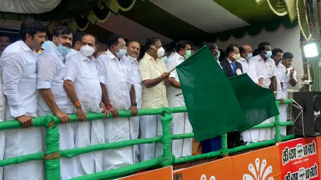 அலங்காநல்லூரில் சீறிப்பாயும் காளைகள்; அசராமல் எதிர்கொள்ளும் மாடுபிடி வீரர்கள்