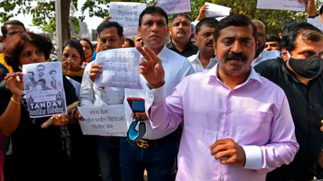মুম্বাইয়ে তান্ডবের বিরুদ্ধে বিক্ষোভে নেতৃত্ব দিচ্ছেন বিজেপি নেতা রাম কদম
