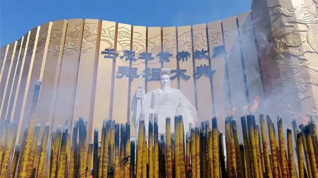 चीनच्या पहिल्या येलो सम्राटाचं स्मारक