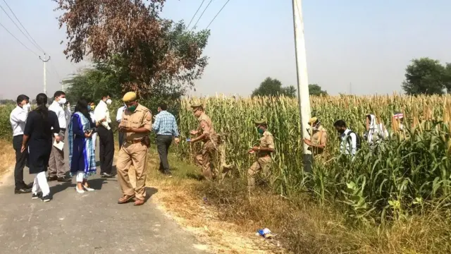 घटनास्थल पर जांच करती यूपी सरकार द्वारा गठित एसआईटी की टीम