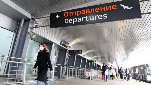 Женщина в аэропорту Пулково 16 марта