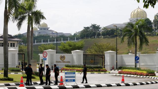 警察在吉隆坡马来西亚国家皇宫外布防（10/5/2018）