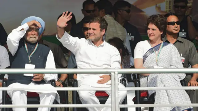 ভাই রাহুলের (মাঝে) সাথে প্রিয়াঙ্কা গান্ধী। একেবারে বাঁয়ে ড. মানমোহন সিং।