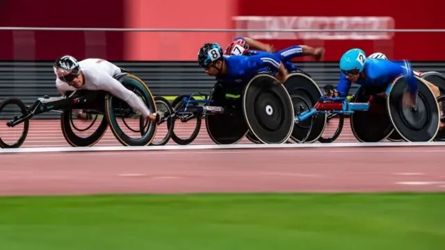 ภูธเรศ คงรักษ์ นักวีลแชร์เรสซิงทีมชาติไทย (สวมหมวกหมายเลข 8)