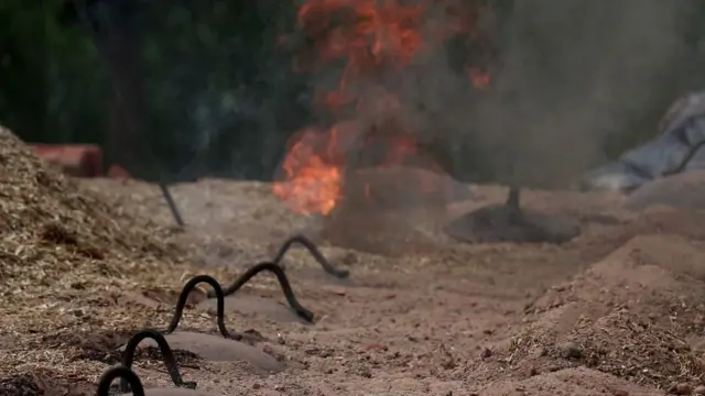 ఇటుక బట్టీలో కార్మికులు