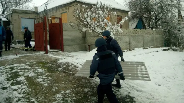 Працівники ДСНС ремонтують будинок в Авдіївці