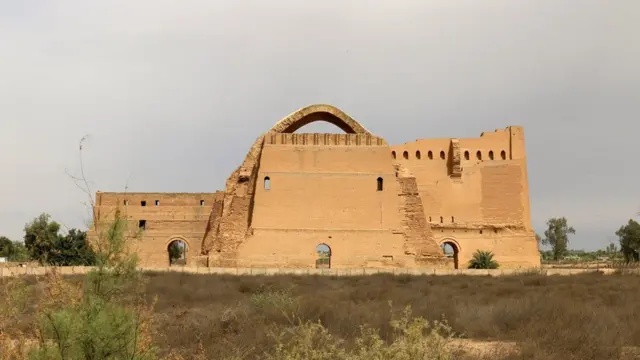 نمای باختری طاق کسری در دشت تیسفون