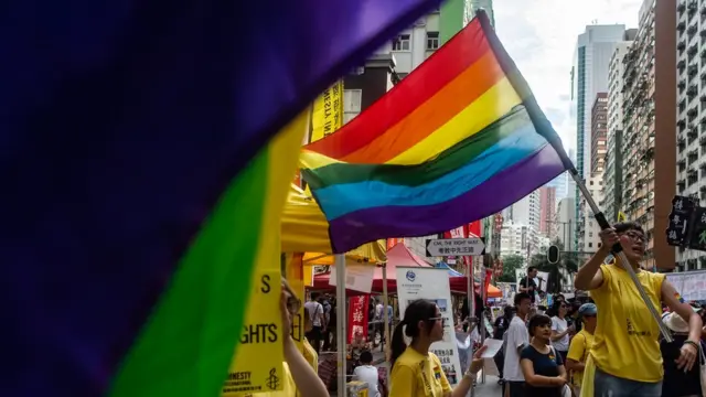 香港民主派七一游行上的同志团体挥舞彩虹旗（1/7/2018）